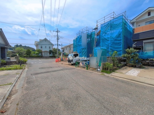 守谷市松ヶ丘6丁目　新築戸建　B号棟の前面道路含む現地写真