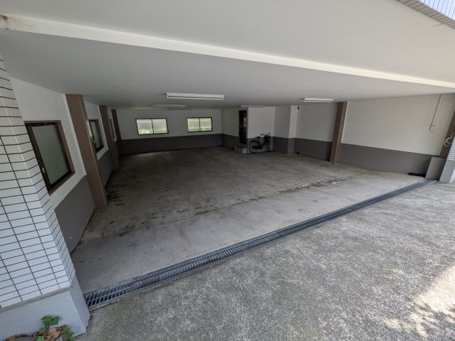 コーポレーションUの駐車場
