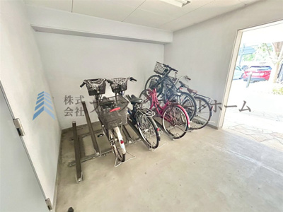 【駐輪場】 | ワコーレラグナ離宮南 | 半屋内の自転車置き場♪防犯面や雨風から守りながら保管できます♪