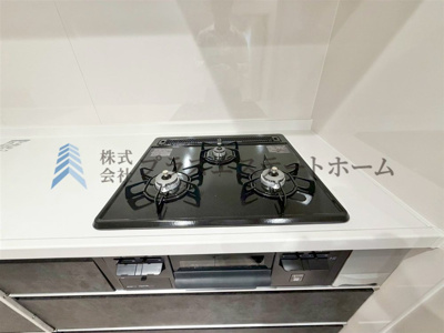 【キッチン】 | コスモ甲南町 | 便利な3口コンロが搭載されています♪お弁当と朝食準備、おかずと汁物など、同時調理が捗りそうです♪