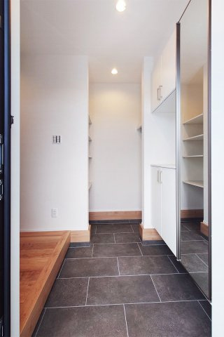 高槻市南平台　2号地の完成予想図|【同社施工例】※類似同仕様です。開口部のデザインや位置等のデザインが異なります。