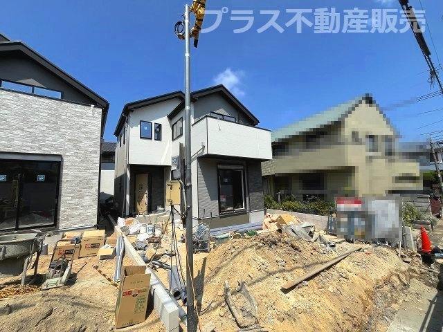 【外観】 | 福岡市早良区飯倉6丁目8期　1号棟（全2棟）【仲介手数料無料・0円】 | 現地写真。プラス不動産販売なら、現場の全ての棟をまとめてご見学頂けます。