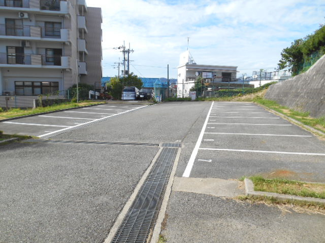 ウイング旭ヶ丘の駐車場