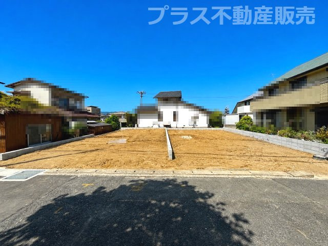 【外観】 | 福岡市早良区飯倉6丁目8期　2号棟（全2棟）【仲介手数料無料・0円】 | 現地写真。プラス不動産販売なら、現場の全ての棟をまとめてご見学頂けます。