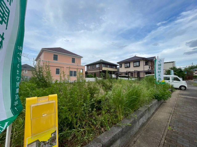 【前面道路含む現地写真】 | 【坂戸第1期　現地外観】
※令和8年6月時点