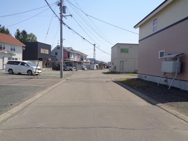 北見市西三輪3丁目752番33、752番70　中古売家の前面道路含む現地写真|北側前面道路