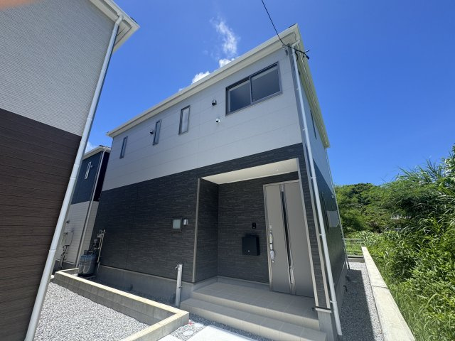 糸満市座波　第3（全4棟）ラスト1号棟の駐車場|1号棟　駐車3台完備♪EV車充電設備付き♪