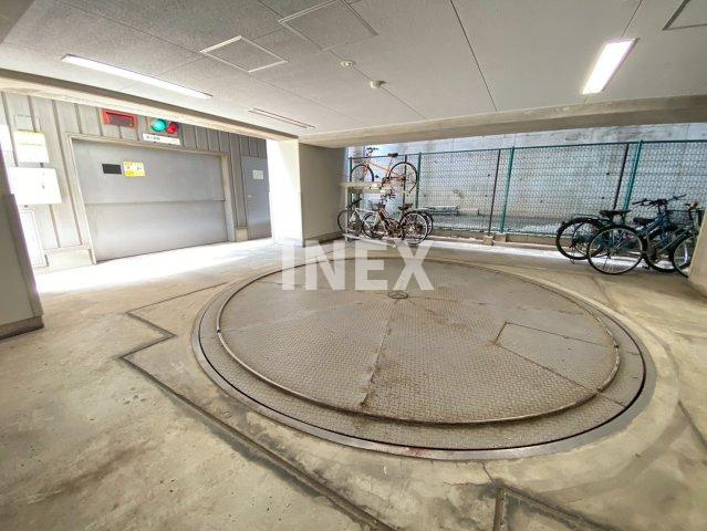 横浜市西区浜松町の賃貸マンションの駐車場