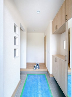 【玄関】 | 高崎市吉井町長根　新築住宅 | 住まう人の帰り、訪れる人を優しく迎える安らぎに満ちた空間　上質感あふれるエントランス