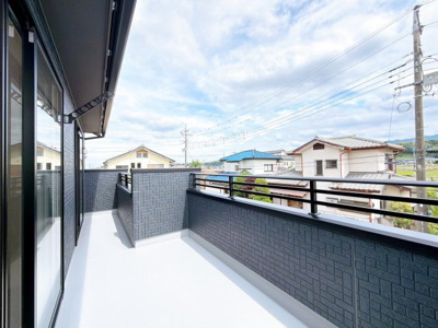 【バルコニー】 | 高崎市吉井町長根　新築住宅 | 日当たりの良いバルコニーで毎日の暮らしに明るさとゆとりを。洗濯物もよく乾き、季節の移ろいを感じながら過ごせます。