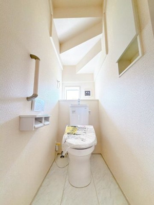 【トイレ】 | 高崎市吉井町長根　新築住宅 | 清潔感にあふれた空間と機能的な洗浄装置。毎日何度も使う場所だから快適に。便利に。