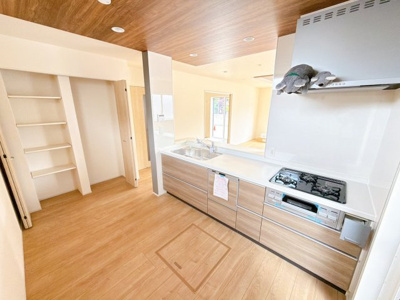 【キッチン】 | 高崎市吉井町長根　新築住宅 | 使い勝手のいいシステムキッチンには、ビルトインタイプの食器洗浄乾燥機を完備。食後の片付けもスイッチ一つで完了し、時間にも心にもゆとりが生まれます。