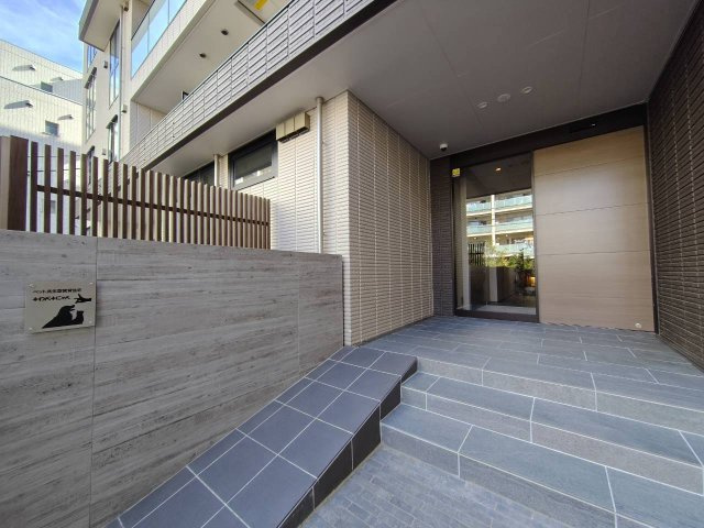 プラテリアコート市川のエントランス|★オートロック付きエントランス★