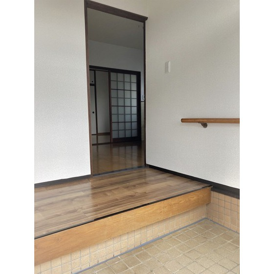 花立一戸建て（南側）の玄関