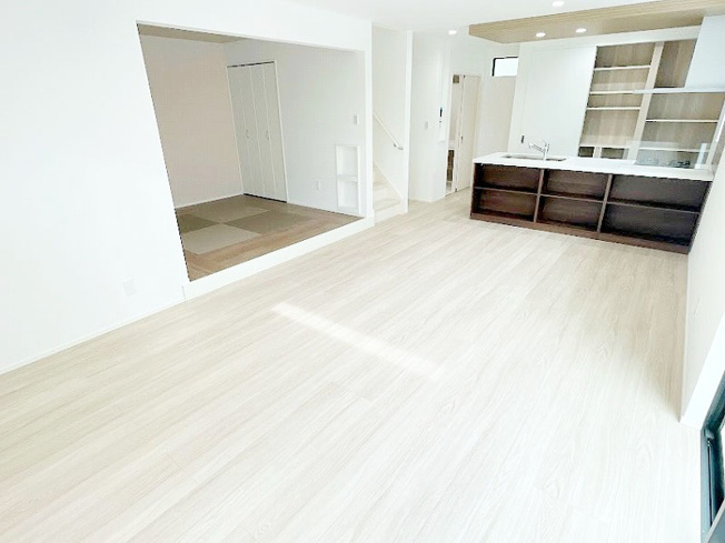 【内観：施工例】 | 朝霞市岡3丁目　新築一戸建住宅　全1棟　（ふじみ野店） | 同仕様の施工例です。実際の完成物件の内観・仕様が一部異なる場合があります。