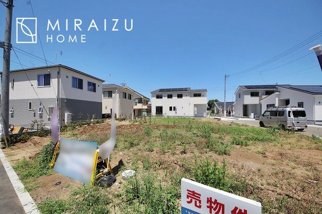 【周辺】 | 通勤や家族の送迎など、毎日の生活にマイカーが欠かせない方にとって駐車場は大事な条件。敷地内にカースペースがあれば、お出かけやお買い物の際の搬入出も楽々です。
