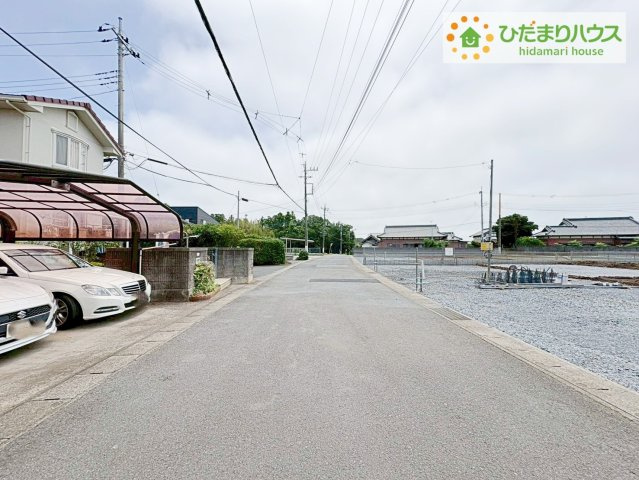 ひたちなか市三反田　新築戸建　C号棟の前面道路含む現地写真|病院やスーパー・薬局が近く、お買い物にも便利な住環境は、長く快適に暮らせます(^^)/