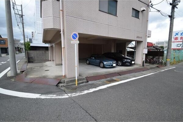 山田ハイツの駐車場