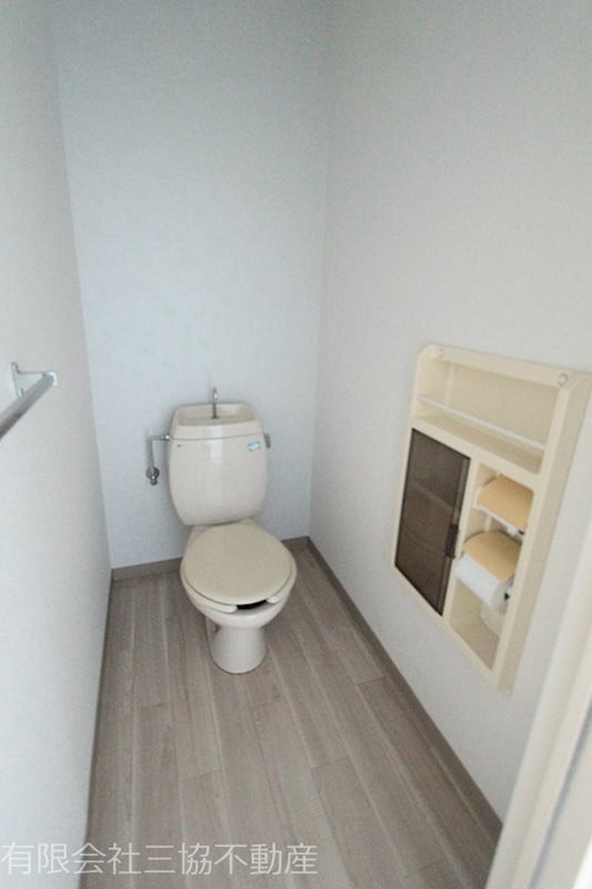 アド・ザックス本町6番館|バス・トイレ別タイプ、収納棚付き