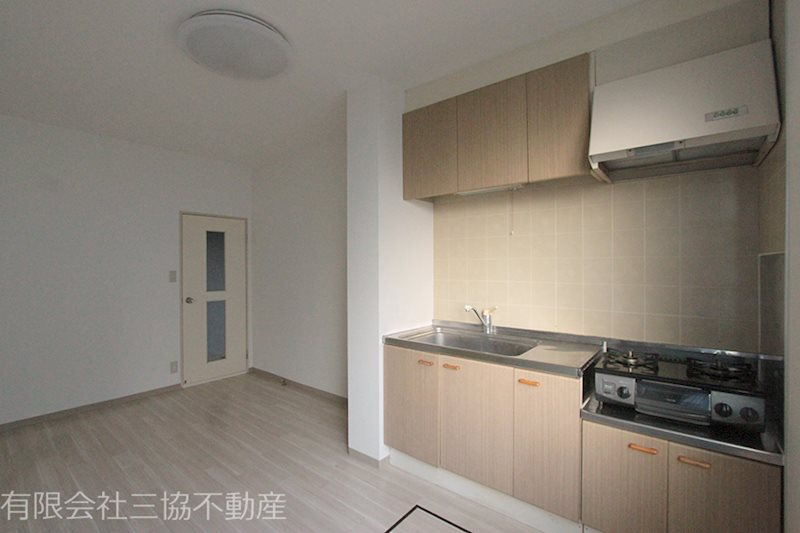 アド・ザックス本町6番館のキッチン|DK7.7帖　キッチン右隣に窓があるので、換気・採光良し♪