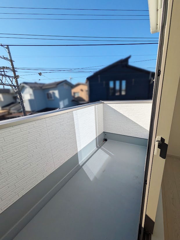 大津市本丸町　新築戸建のバルコニー