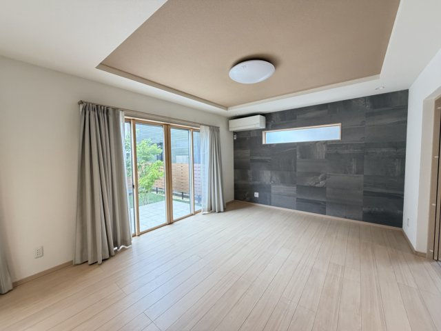 【居間・リビング】 | 深谷市上柴町東2丁目　中古戸建 | ※一部画像に加工・補正を施しています。