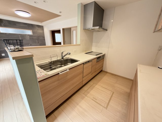 【居間・リビング】 | 深谷市上柴町東2丁目　中古戸建 | ※一部画像に加工・補正を施しています。