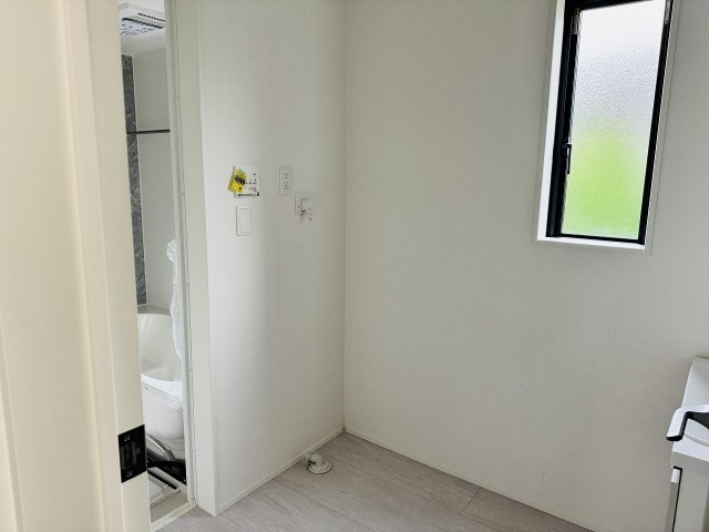 八王子市　石川町　新築一戸建て　７期の脱衣所|～窓付きで明るい洗面所　換気もしやすいです～