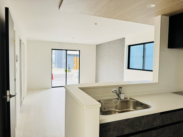 八王子市　石川町　新築一戸建て　７期の居間・リビング|～16.0帖の明るいLDKで家族団欒の時間をお過ごしいただけます～