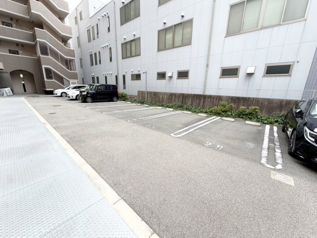 レフィーナカルム江坂の駐車場
