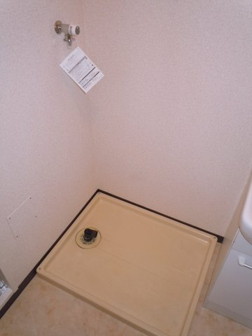 サンハイツ秋山の設備|室内洗濯機置場　※別号室の参考写真です(現況優先・仕様違いの場合あり)
