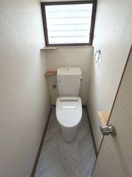 巴町神田戸建のトイレ