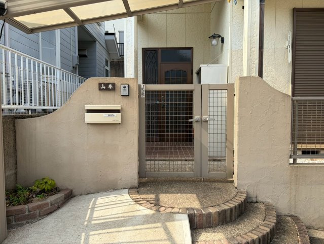 巴町神田戸建のエントランス