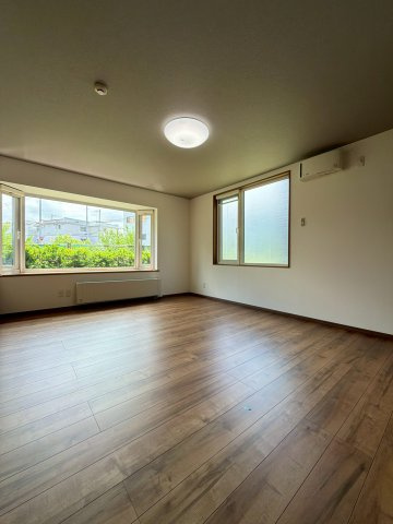 厚別東2条6丁目の洋室|大きなベッドもおける9.8畳の居室♪