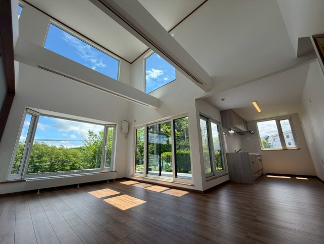 札幌市厚別区厚別東二条６丁目の中古一戸建の居間・リビング|大きな窓のある吹き抜けで明るく開放的なLDK！