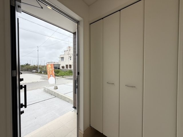 糸満市座波　第3（全4棟）2号棟の玄関|2号棟　十分な収納付き玄関♪