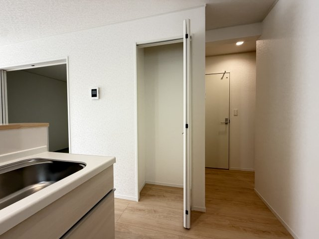 糸満市座波　第3（全4棟）2号棟の収納|2号棟　リビング収納付き♪