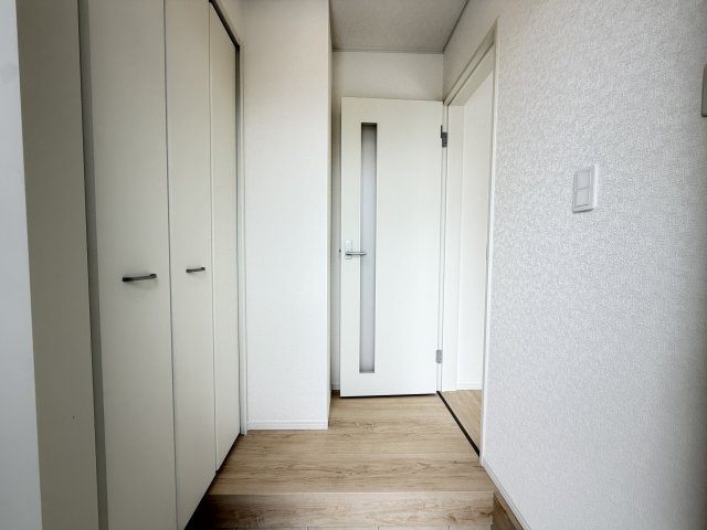 糸満市座波　第3（全4棟）2号棟の玄関|2号棟　十分な収納付き玄関♪