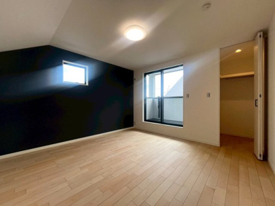 【洋室】 | 高槻市安岡寺町5丁目 | ■令和8年建築の築浅戸建て■アクセントクロスがおしゃれな内装です！