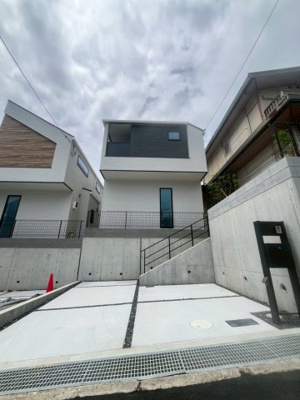 【外観】 | 高槻市安岡寺町5丁目 | ■新規専任物件■高槻市安岡寺町5丁目■「上の口」バス停より徒歩1分■令和8年建築の築浅戸建て■2台駐車可（普通車1台・軽自動車1台）