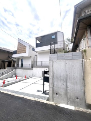 【前面道路含む現地写真】 | 高槻市安岡寺町5丁目 | ■令和8年建築の築浅戸建て■土地面積99.46平米（約30.08坪）■6.8ｍの間口の広い整形地です。■全室6帖以上のゆとりの3LDK