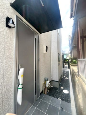 【玄関】 | 高槻市安岡寺町5丁目 | ■新規専任物件■高槻市安岡寺町5丁目■「上の口」バス停より徒歩1分■令和8年建築の築浅戸建て■2台駐車可（普通車1台・軽自動車1台）