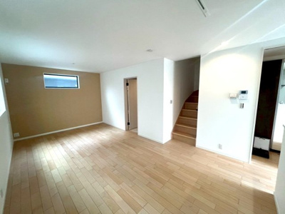 【居間・リビング】 | 高槻市安岡寺町5丁目 | ■令和8年建築の築浅戸建て■17帖のLDKで広々！■アクセントクロスがおしゃれな内装です！