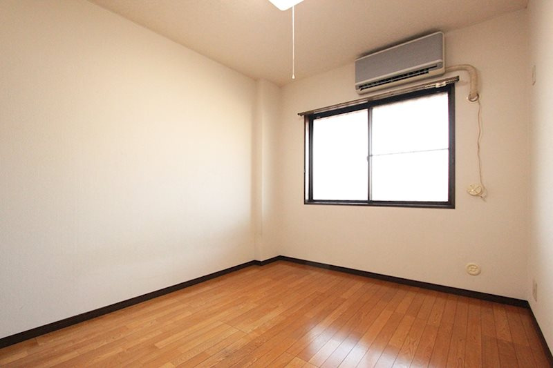 グランベールタナベの寝室|北側洋室4.7帖　※別部屋反転間取り写真につき若干相違（実際はエアコンなし）
