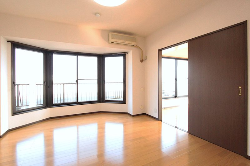 グランベールタナベ|LD7帖　キッチンは独立タイプです　※別部屋反転間取り写真につき若干相違