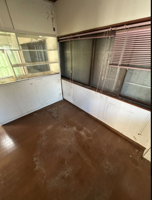売中古戸建　三島市芙蓉台1丁目のその他|リビング側の収納棚と窓を挟んで繋がるダイニングスペ－スです。キッチンとリビングの間に位置し、配膳や片付けがスム－ズな動線で、家族の食卓に最適な独立間のある空間です。