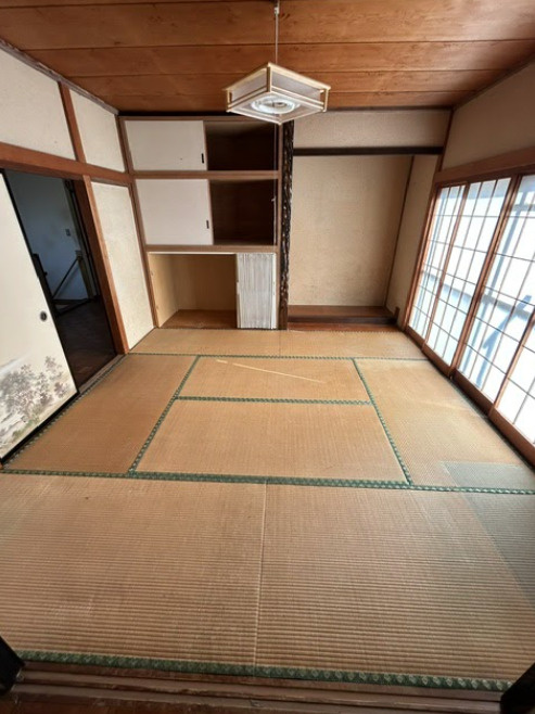 売中古戸建　三島市芙蓉台1丁目の和室|日本の伝統美を感じる、落ち着きある本格和室です。床の間や天袋付きの収納、障子窓を備え、井草の香りに癒される客間や寝室として、多用途に使えるゆとりの空間です。
