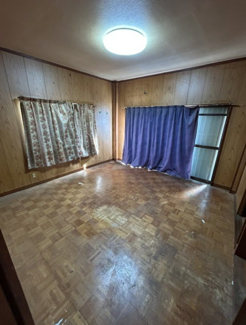 売中古戸建　三島市芙蓉台1丁目の洋室|木の温もりに包まれた壁板張りのレトロな洋室です。2面採光の明るい空間で、プライベートやこだわりの趣味部屋に最適です。