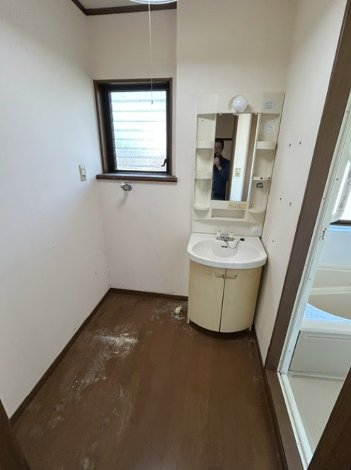 売中古戸建　三島市芙蓉台1丁目の独立洗面台|窓付きで換気もしやすい、独立洗面台のある脱衣スペ－スです。鏡の両脇に小物が置ける便利な洗面台で、洗濯機置場もスム－ズに確保できる使い勝手の良い動線が魅力です。