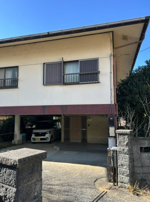 売中古戸建　三島市芙蓉台1丁目の駐車場|1階部分には便利なピロティタイプの駐車スペ－スを完備しています。独立した玄関アプロ－チがあり、プライベ－ト感も保てます。
